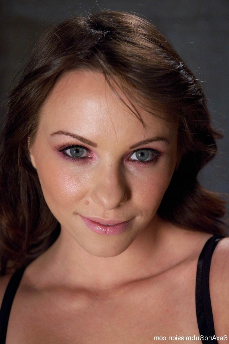 24P In diesem Fantasy-Rollenspiel-Update spielt Alysa eine unschuldige Touristin, die gefangen genommen wird