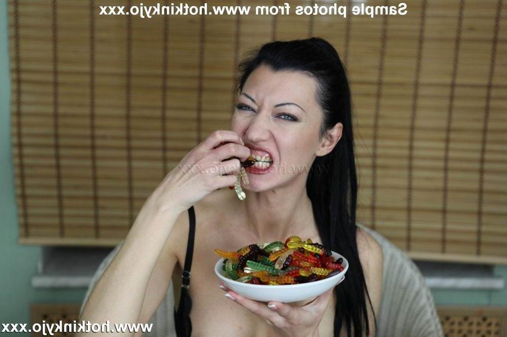 15P BABE PUT JELLY AND BOTTLE IN HER ASS THEN GAPE HER ROSE