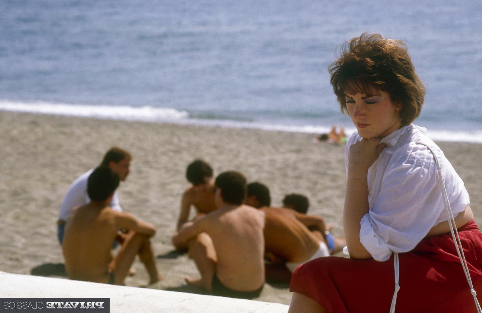 5P Rosie celebrates her wedding anniversary with a wild retro orgy