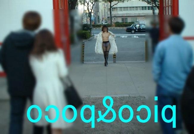 10P Sexy asians flashing their pussies in public