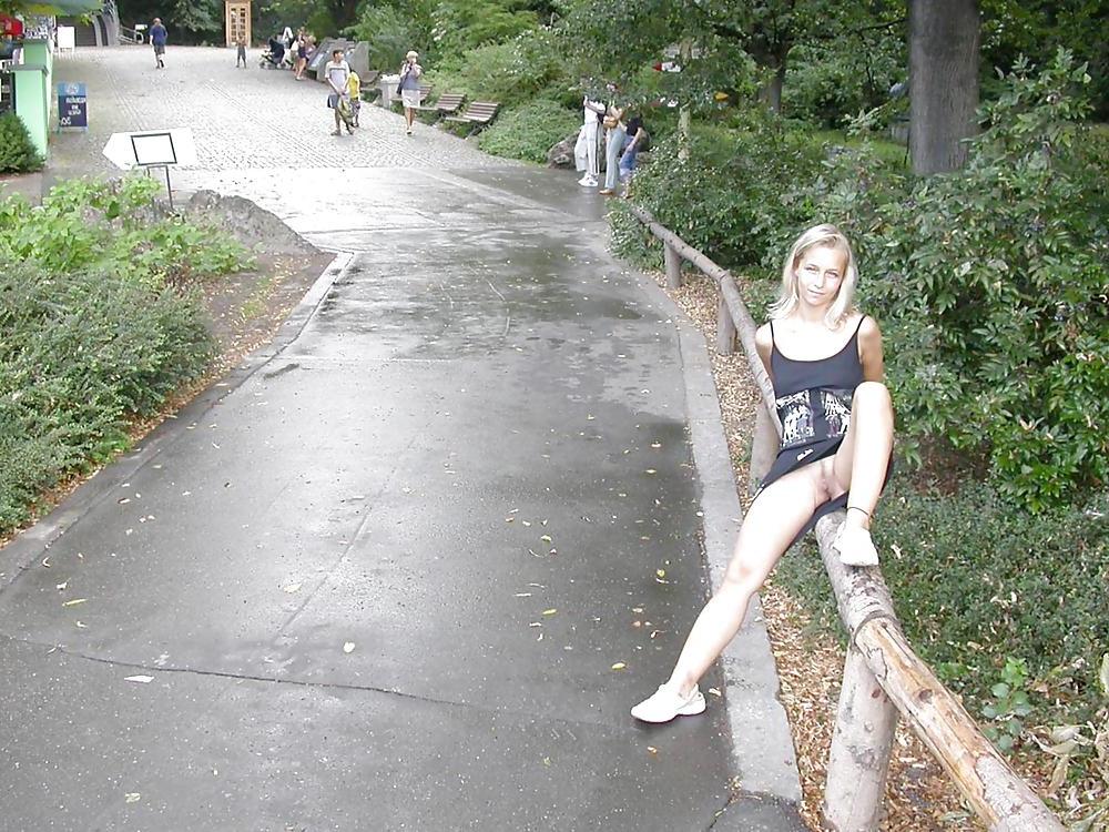 25P FLASHING IN PUBLIC - JARKA