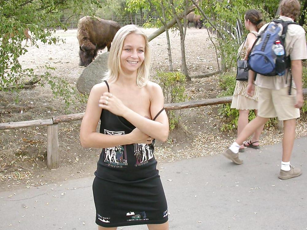 25P FLASHING IN PUBLIC - JARKA