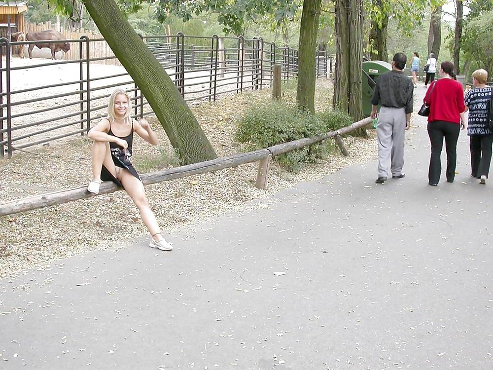25P FLASHING IN PUBLIC - JARKA