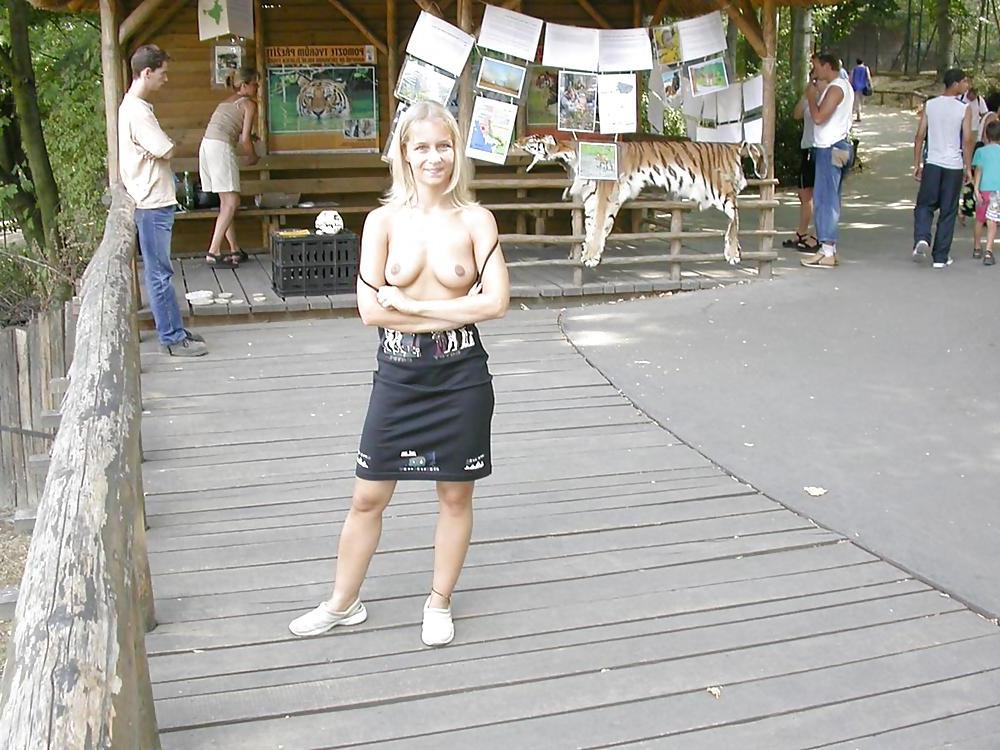 25P FLASHING IN PUBLIC - JARKA