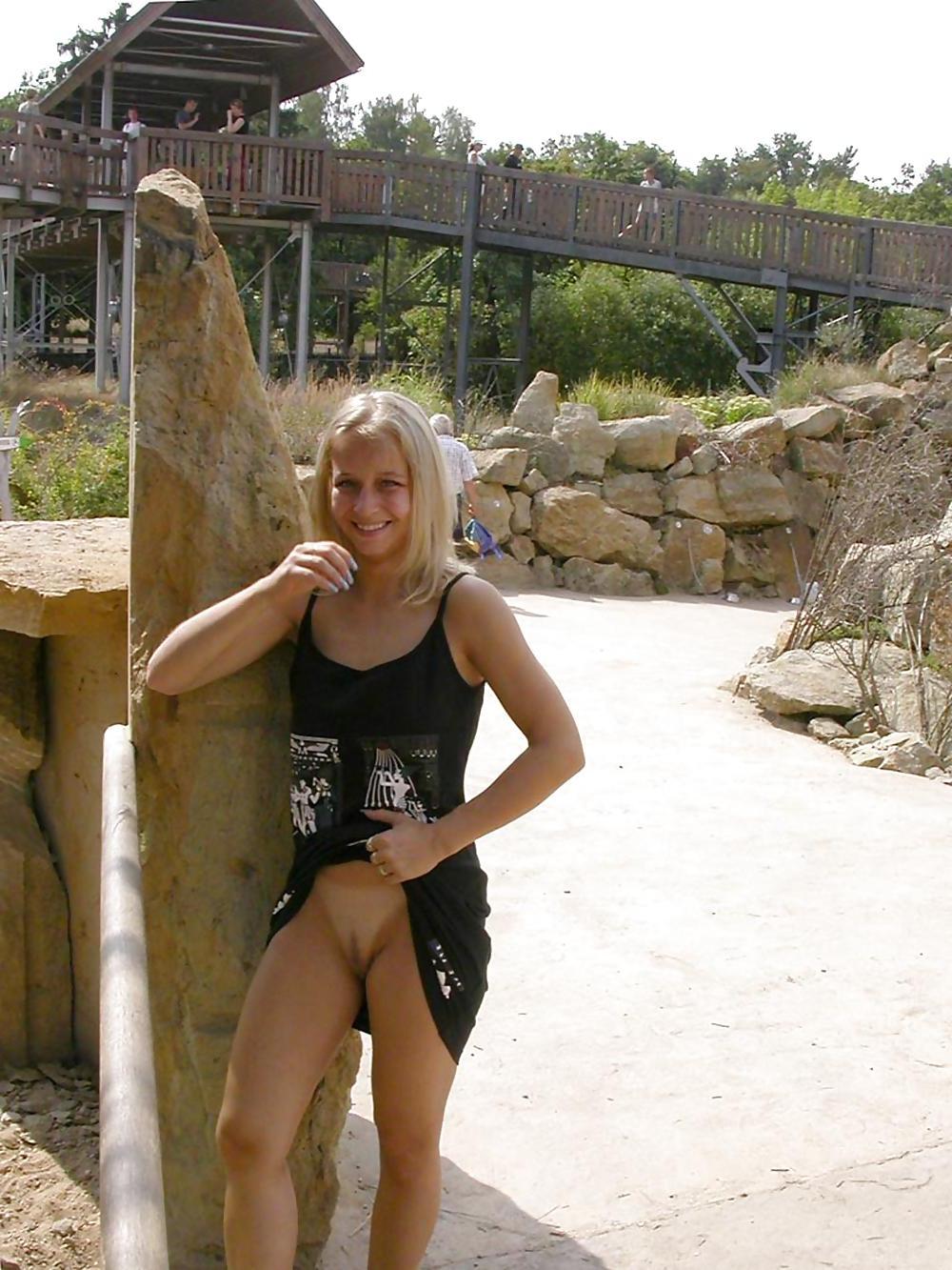 25P FLASHING IN PUBLIC - JARKA
