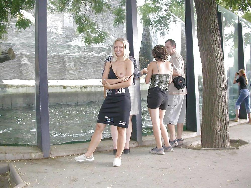 25P FLASHING IN PUBLIC - JARKA