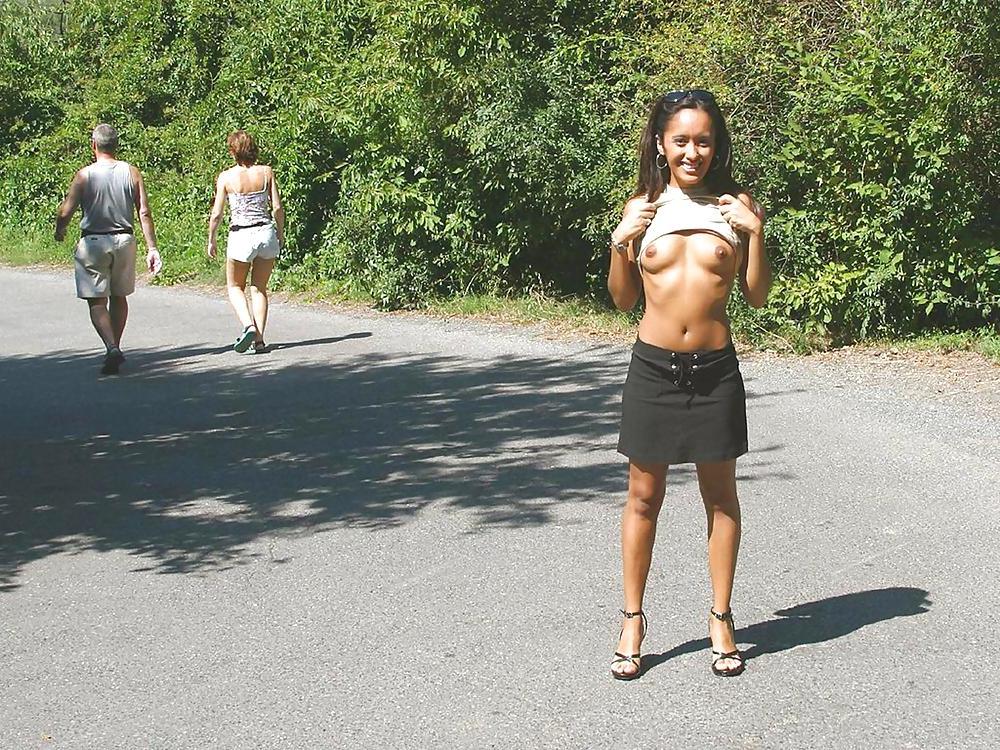 25P FLASHING IN PUBLIC - ANDREA
