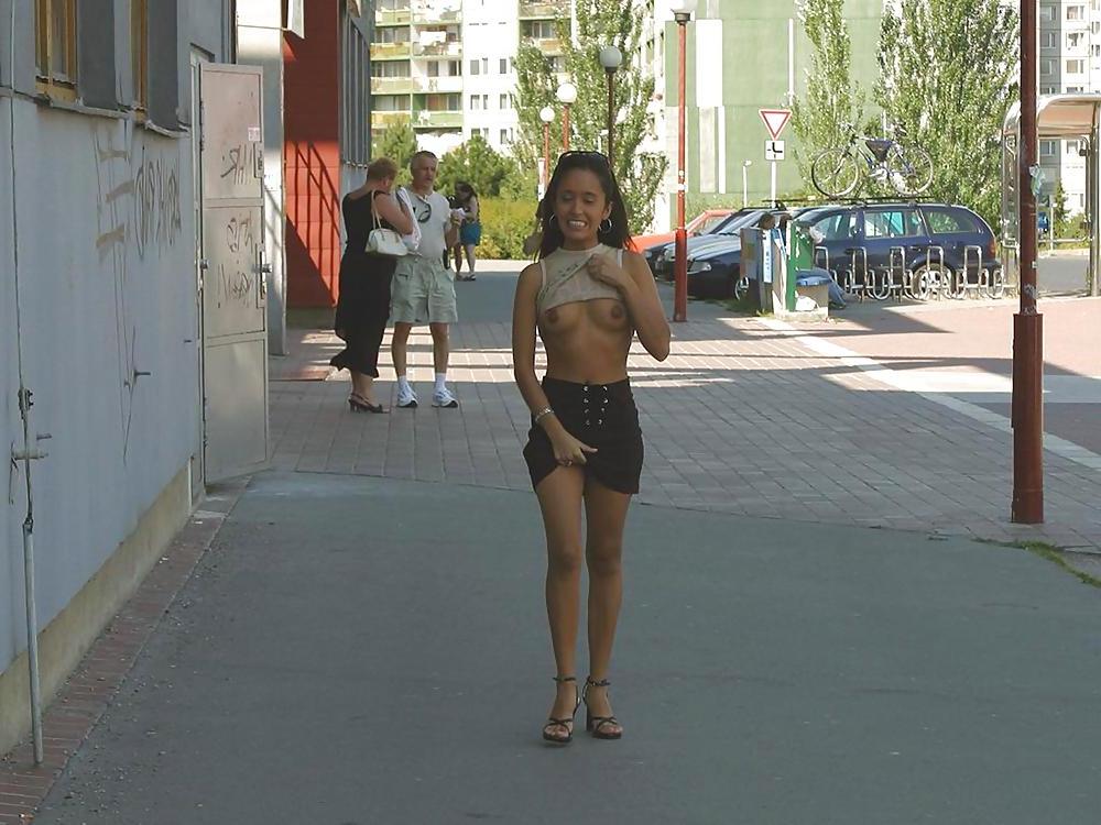25P FLASHING IN PUBLIC - ANDREA