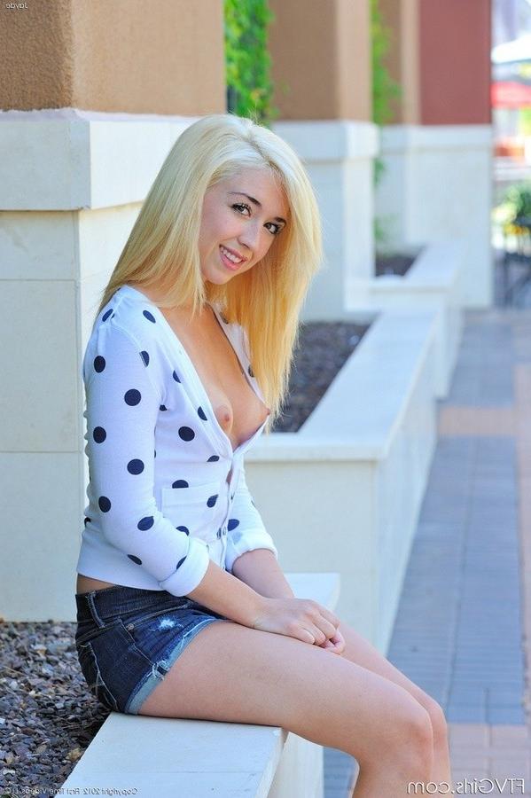 11P Jayde nude in public
