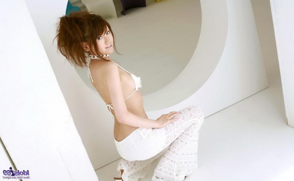 16P Japanese babe Nanami Wakase showing tits and pussy