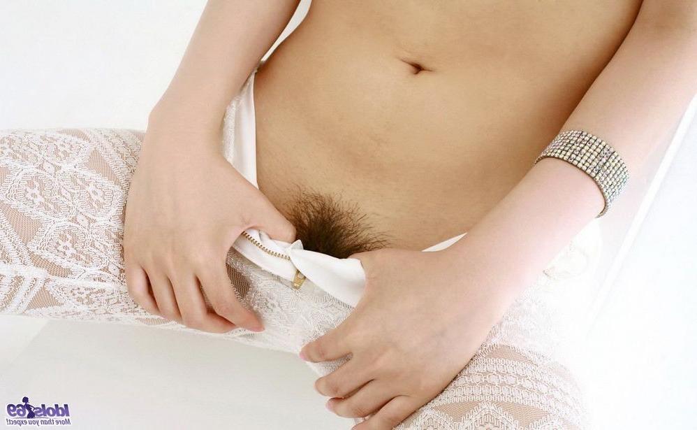 16P Japanese babe Nanami Wakase showing tits and pussy