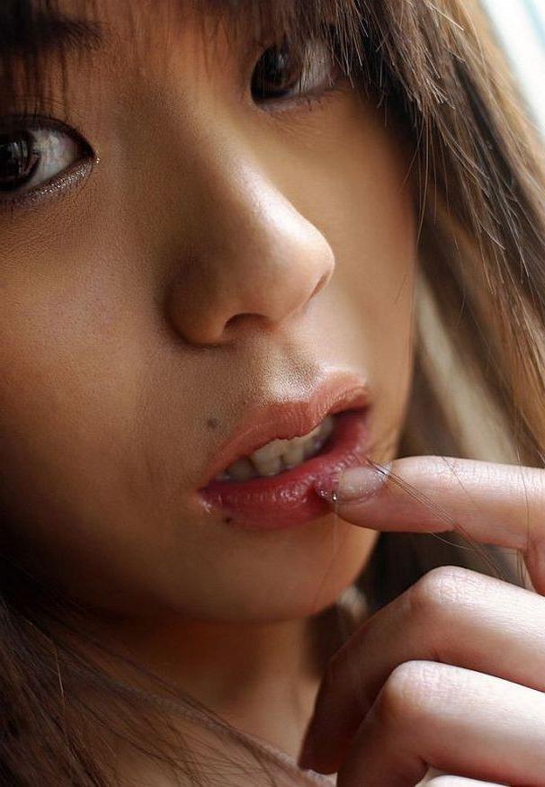 15P Japanese Natsumi Mitsu showin her body and titties