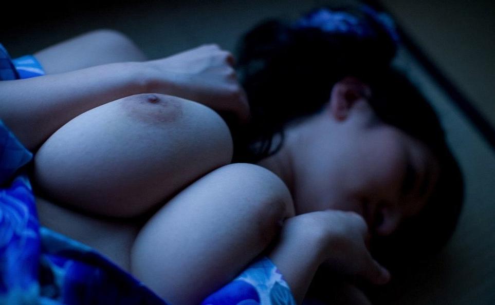 15P Busty japanese model Ruru shows her tits and pussy