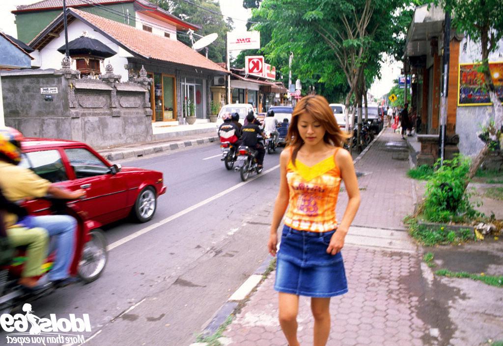 16P Japanese babe in public