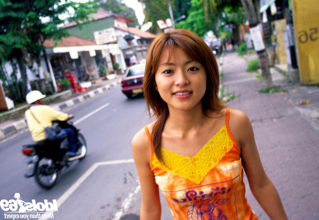 16P Japanese babe in public