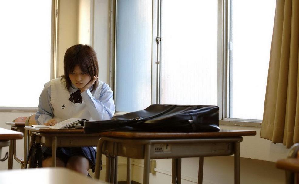 15P Japanese schoolgirl Yuran shows her ass and tities