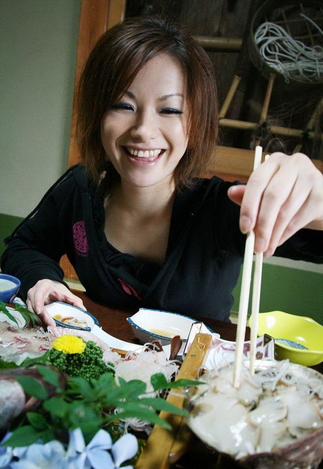 15P Japanese teen Saori posing in kimono showing pussy