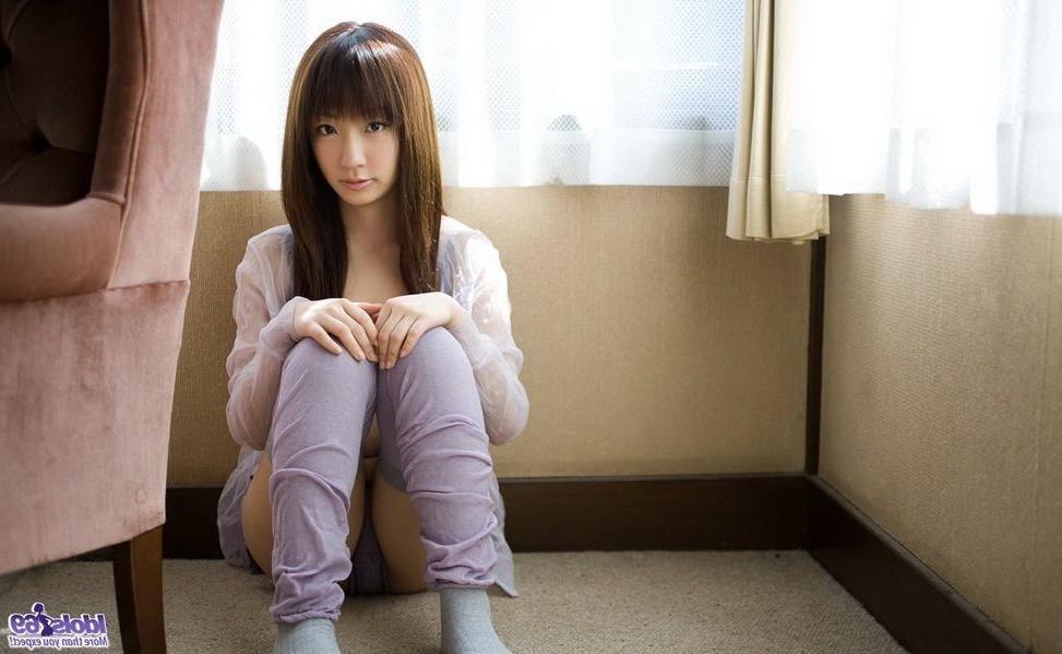 15P Japanese lovely babe Hina Kurumi nude showing tits