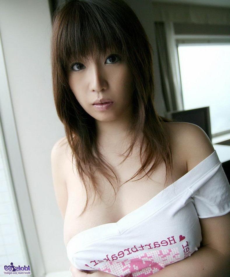 15P Japanese busty babe Haduki showin tits and hot ass