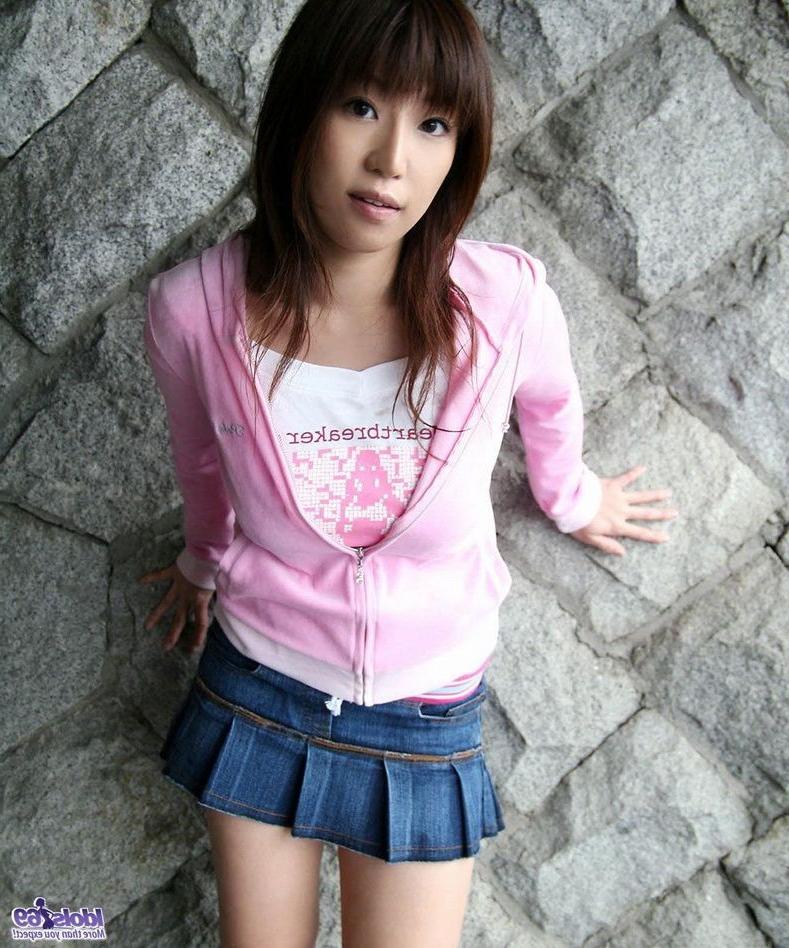 15P Japanese busty babe Haduki showin tits and hot ass