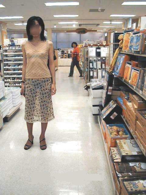 10P Teen asians flashing their pussies in public