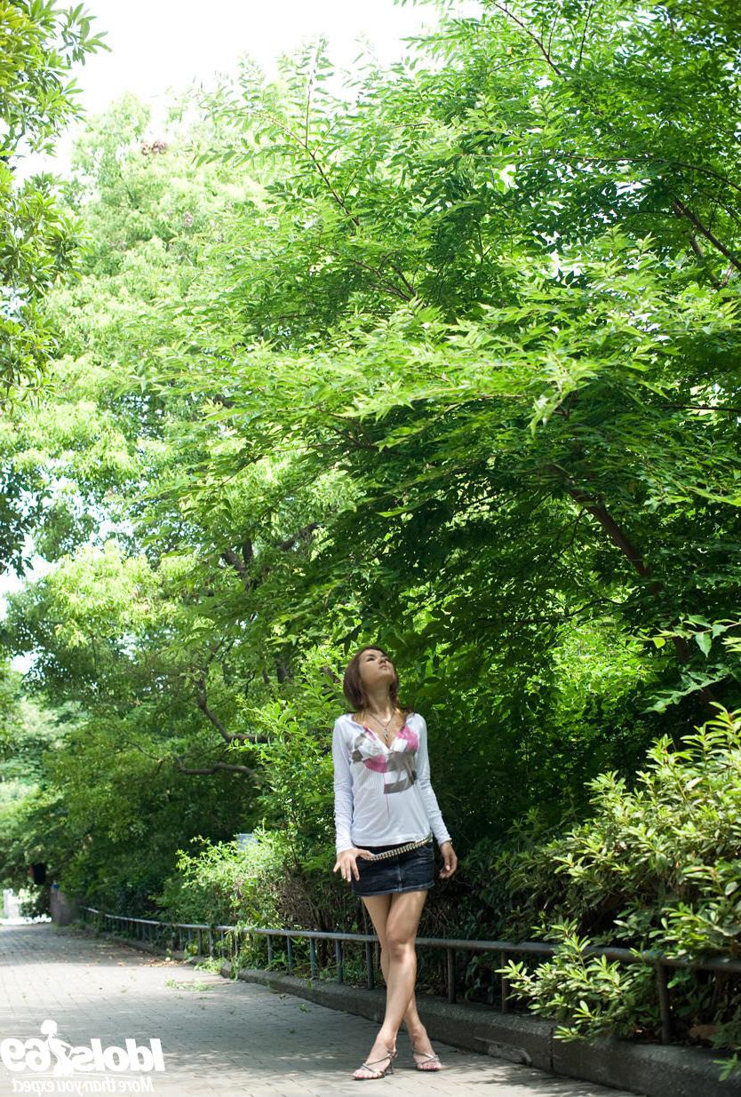 16P Japanese babe in public outside