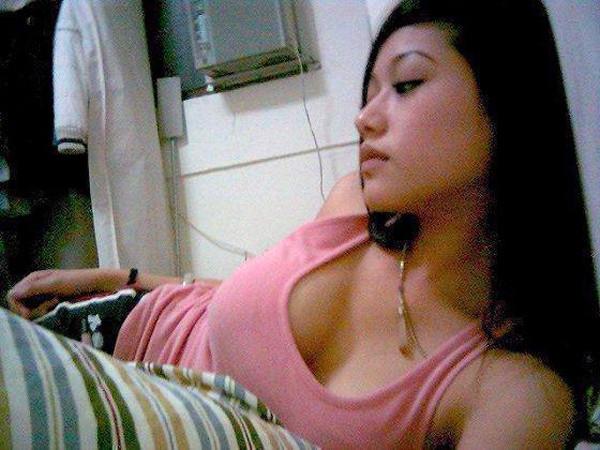 15P Asian teen girlfriends posing for the camera