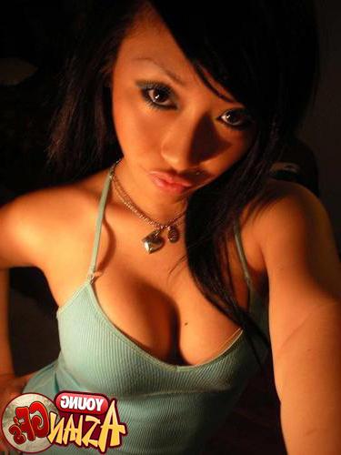 15P Asian teen girlfriends posing for cell pics
