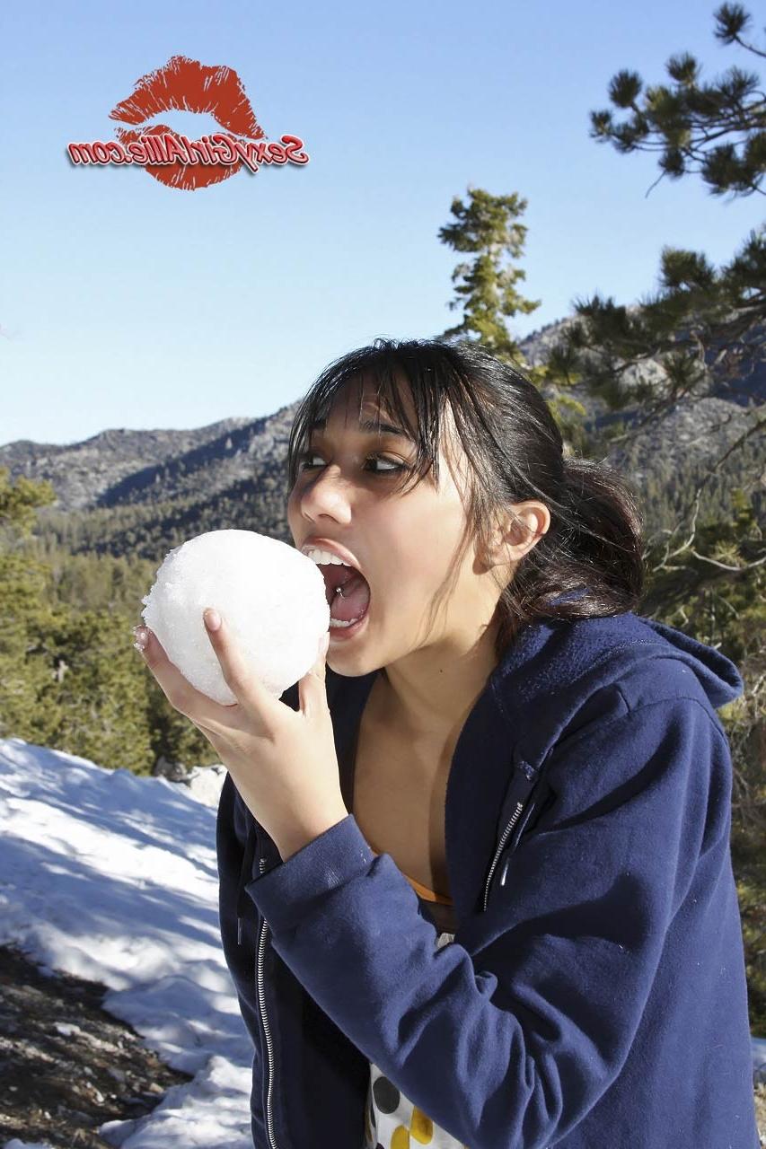 16P Skinny asian teen girl outdoors
