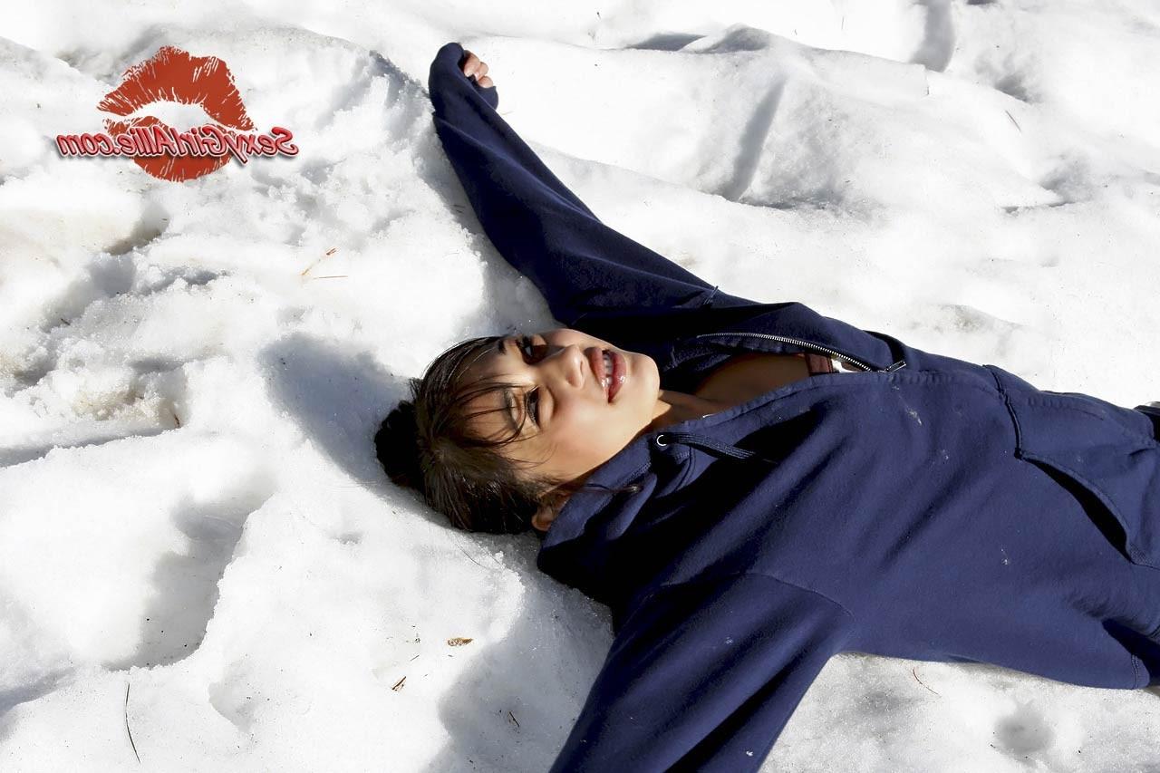 16P Skinny asian teen girl outdoors