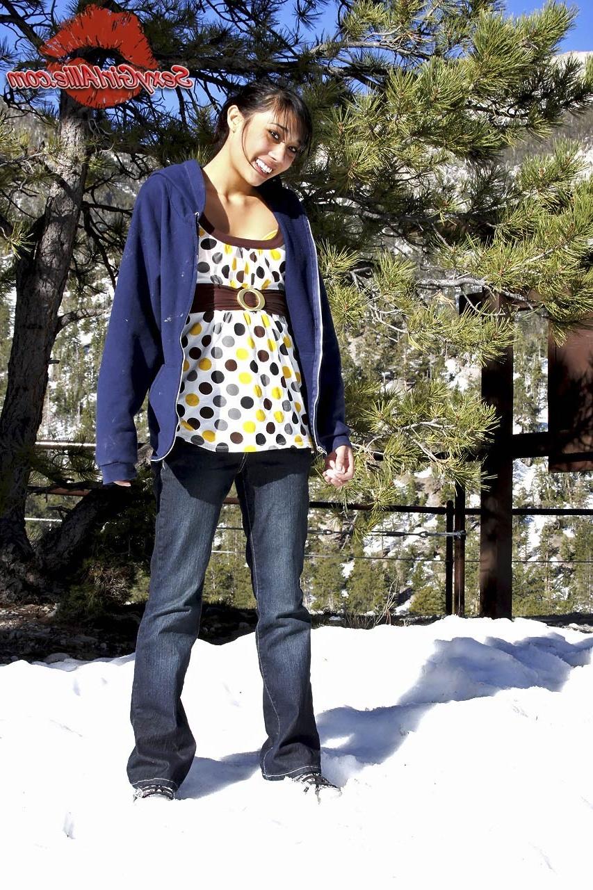 16P Skinny asian teen girl outdoors