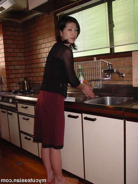 15P Sexy japanese wife shows her hot pussy and mature body