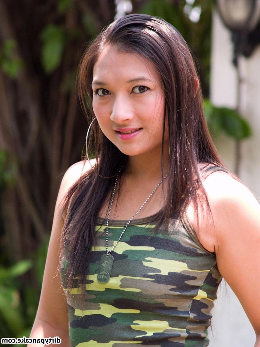 16P Asian teen girl strips outside