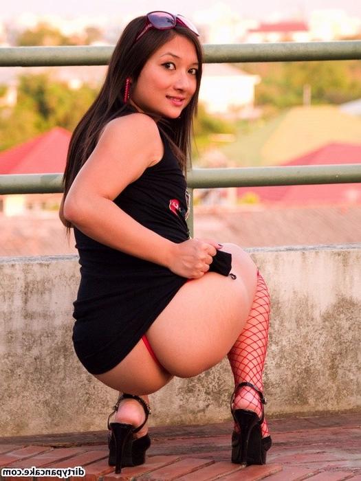 16P Asian slut stripping in public