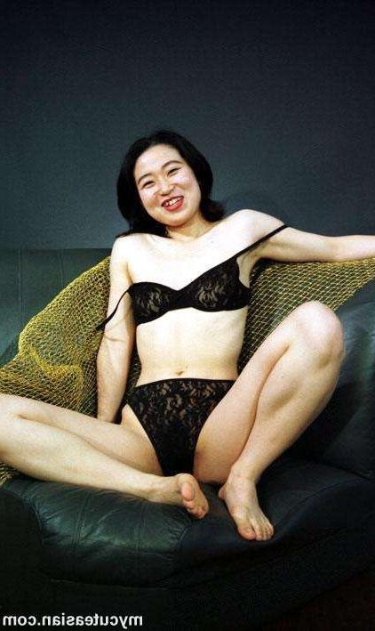 16P Korean amateur spreads her mature hairy pussy