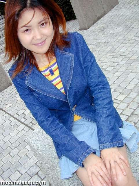 16P Lovely asian shows her pussy in public park