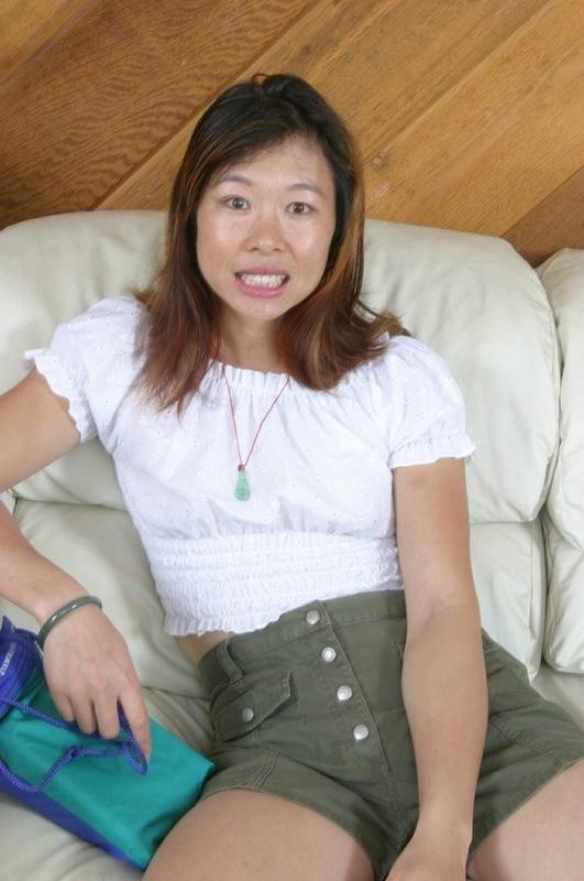 16P Asian babe dildoing her pussy hard to get orgasm