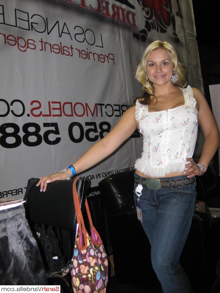 15P Sarah Vandella working and playing in public