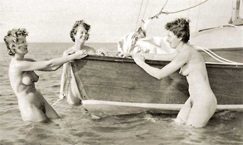 10P Vintage beach nudist flashing pussies in public