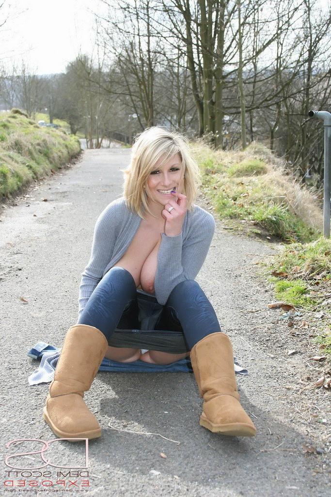 15P Nude busty babe in public place!