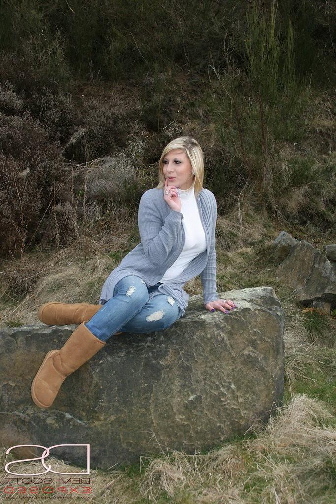 15P Nude busty babe in public place!