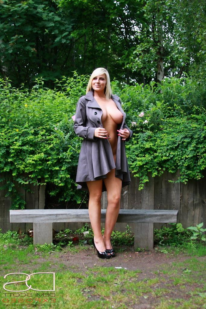 15P Nude busty babe in public place!