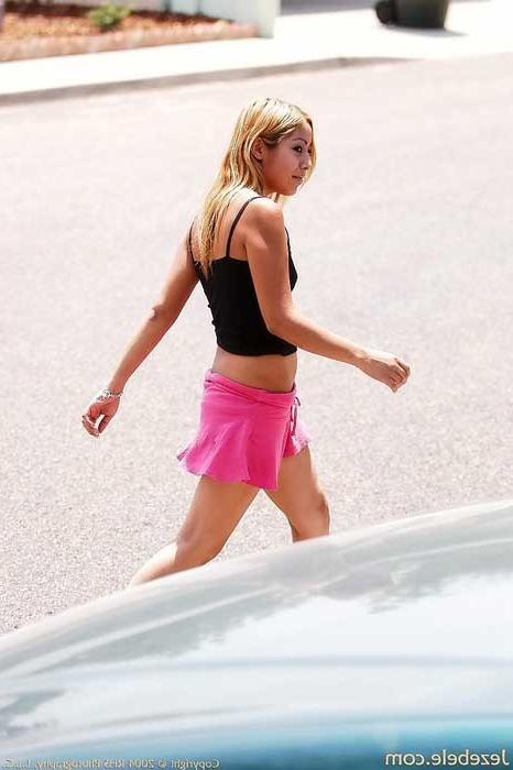 16P Jezebele gets naughty in public