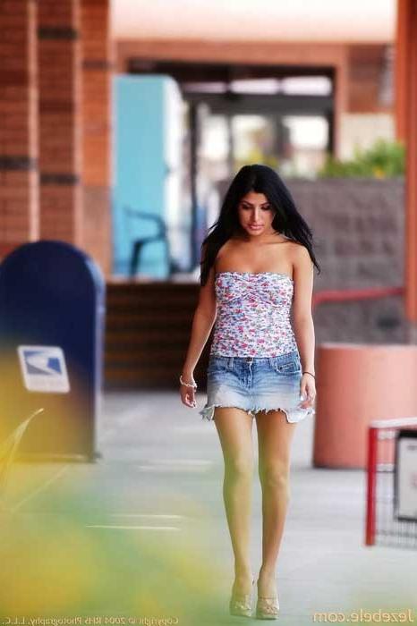 16P Jezebele gets naughty in public