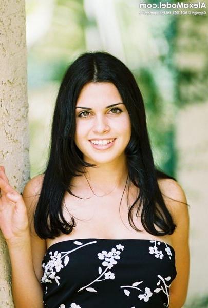 15P Alexa Model shows us some sweet cleavage