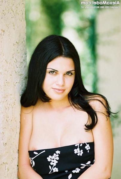 15P Alexa Model shows us some sweet cleavage