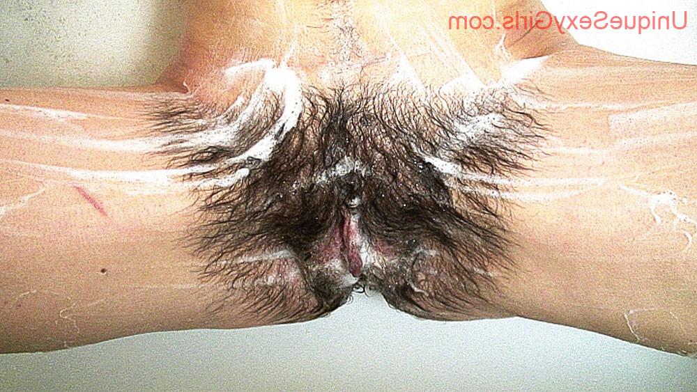 16P Sexy mature woman showing pussy