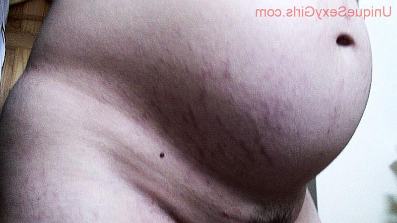 16P Sexy mature woman showing pussy