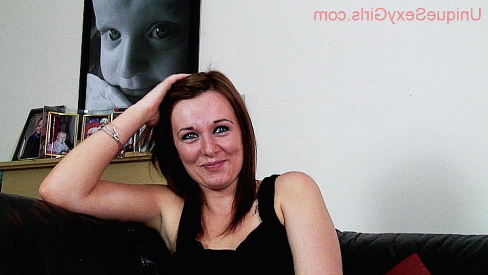 16P Sexy mature woman showing pussy