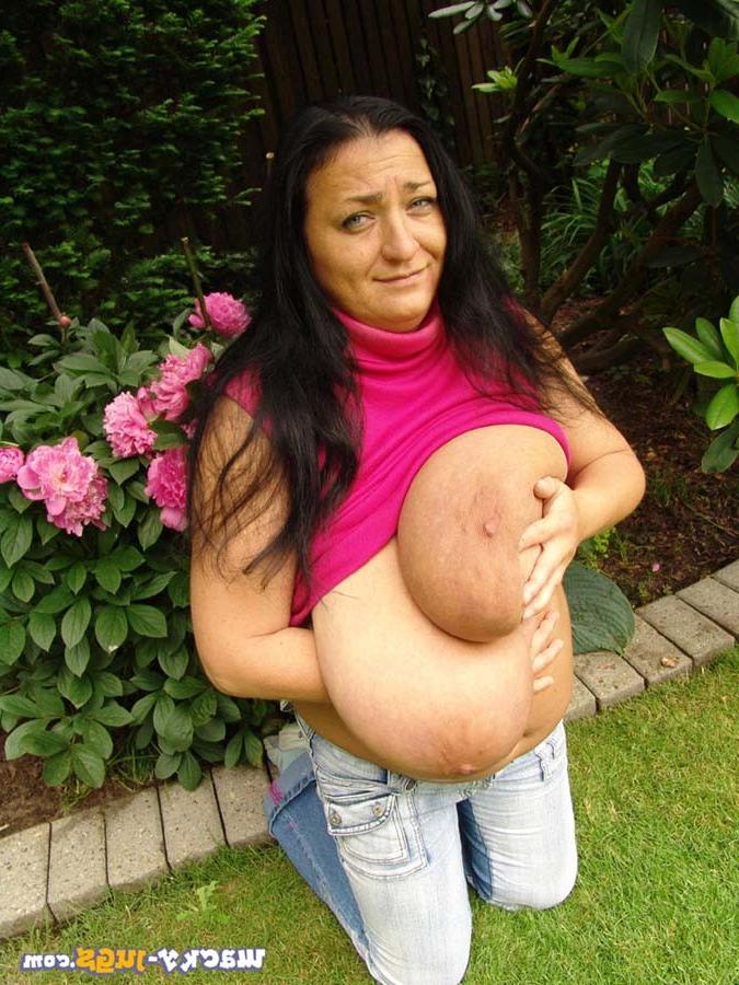 18P Sexy busty mature woman
